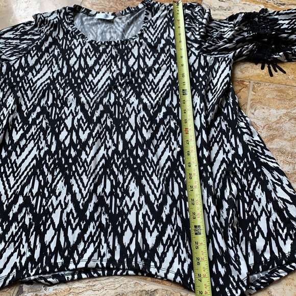 Linda Leal tunic with lace bell arms - Picture 8 of 9